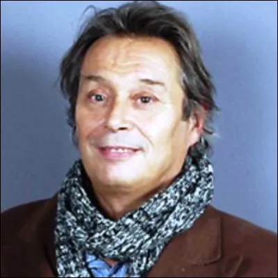 Quelle chanson Patrick Bouchitey interprète-t-il sur scène dans "La Vie est un long fleuve tranquille" ?