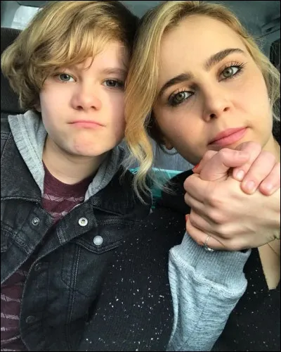 Comment Sadie s'est-elle coupée lors de la visite de l'assistante sociale ?