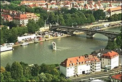 Avec quel fleuve conflue le Main ?