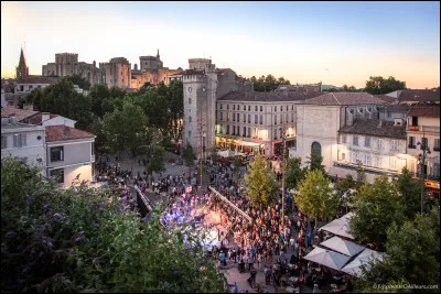 Ville : Comment s'appelle cette célèbre place d'Avignon ?