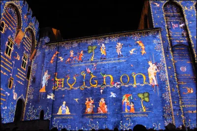 Culture : Comment s'appelle ce spectacle qui a lieu sur les murs de la cour d'honneur du Palais des papes ?