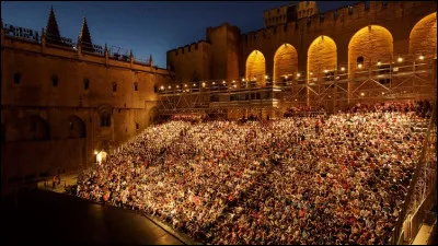 Art : Lors de quel mois se déroule le célèbre festival d'Avignon ?