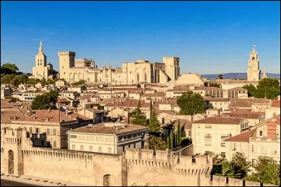 Histoire : Durant quelle période les papes étaient établis en Avignon ?