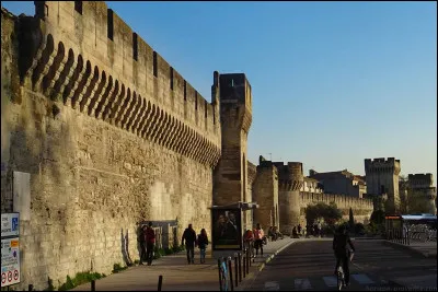 Ville : Combien de tours y a-t-il sur les remparts d'Avignon ?