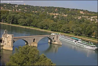 Culture : Complétez les paroles de la chanson : 
''Sur le pont d'Avignon, 
On y danse tous...