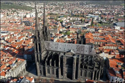 Lieu d'exception : Qui est architecte ayant réalisé des rénovations sur la cathédrale Notre-Dame de lAssomption au XIXe siècle ?