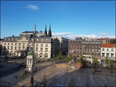 Ville : Quelle statue peut-on admirer sur la place de Jaude de Clermont-Ferrand ?