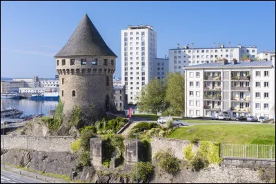 Lieu d'exception : De quand date la construction de la tour Tanguy ?