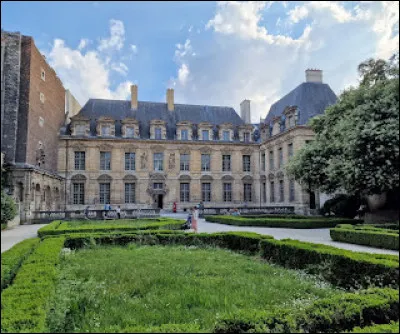 Quel architecte a réalisé l'hôtel de Sully ?