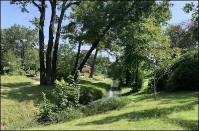Lequel de ces bois ne fait pas partie de la ville de Paris ?