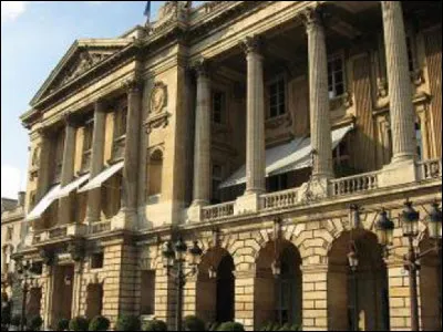 Quel palace est situé place de la Concorde ?