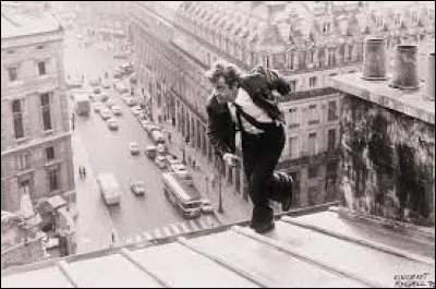 Dans le film "Peur sur la ville" avec Jean-Paul Belmondo, sur les toits de quel magasin la scène de la course-poursuite a-t-elle été tournée ?