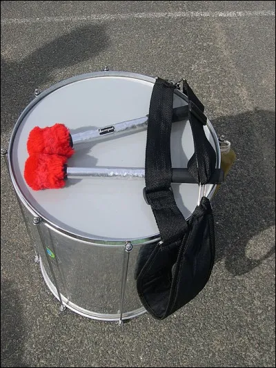 Continuons dans l'exploration de la batucada : voici son instrument servant de base rythmique, qu'il s'agit de pas cogner comme un sourd sur ... (Complétez !)