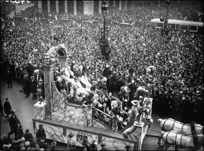 D'après les spécialistes carnavalesques, le Carnaval de Rio actuel s'est inspiré - tant par ses défilés, ses personnages ou ses costumes - de celui d'une autre ville. Laquelle ?