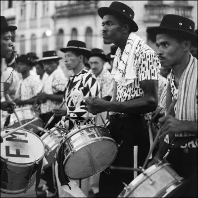 Plongeons à nouveau dans les détails : durant toutes ces festivités, que sont les "batucadas" ?