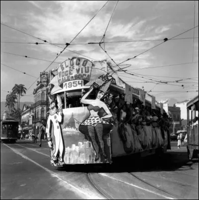 Jusqu'aux explications de ce gentilé des habitants de la ville, les "Cariocas", qui vous tourne la tête. Pourquoi donc ?
