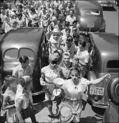 Mais on ne fait pas n'importe quoi, en réalité : chars et défilés de chaque école sont organisés autour d'un thème qui peut être...
