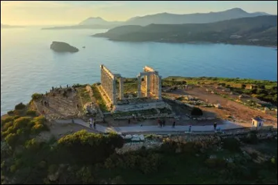 À qui était dédié le temple de Sounio situé au sud d'Athènes près de la mer ?