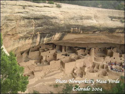 Quel est ce site insolite, une grande bâtisse de 200 pièces creusée vers 1190 dans une falaise de grès située dans le parc national archéologique de Mesa Verde au Colorado ?