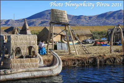 Quel est ce site, un ensemble d'îles flottantes artificielles en roseau, construites sur la lac Titicaca au Pérou ?