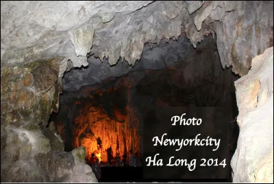 Quelle est cette grotte, l'une des plus belles et des plus surprenantes au monde avec des milliers de magnifiques stalactites et stalagmites sur 10 000 m2, située dans la baie d'Ha Long au Vietnam ?