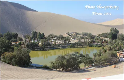 Quel est ce site près de la ville d'Ica au Pérou, une oasis insolite en plein coeur d'un désert, une des destinations les plus impressionnantes au monde ?