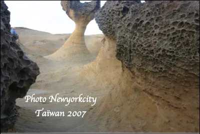 Quel est ce site insolite de Taïwan, un parc géologique avec des formation rocheuses impressionnantes érodées par les vents dont certaines ressemblent à des morilles ?