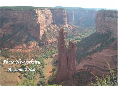 Quel est cette formation rocheuse insolite qui culmine à 2 031 mètres, située dans le Canyon de Chelly en Arizona aux États-Unis ?