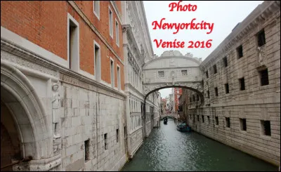 Quelle est cette passerelle reliant une prison aux cellules d'interrogatoires du palais des Doges à Venise, site le plus célèbre de la ville ?