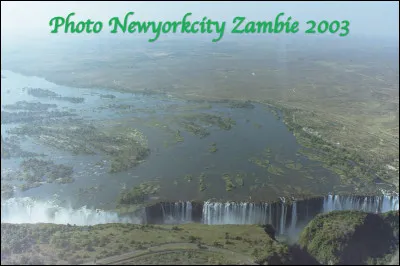 Quelles sont ces chutes de 1 700 mètres de longueur et d'une hauteur de 108 mètres, elles servent de frontière entre la Zambie et le Zimbabwe ?