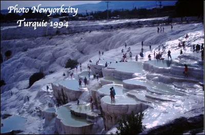 Quel est ce site naturel de Pamukkale en Turquie composé de sources chaudes formant une tufière calcaire ?