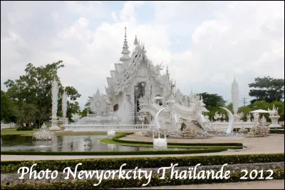 Quel est ce temple d'une blancheur extraordinaire, unique au monde, il symbolise la pureté du bouddhisme, une oeuvre d'un artiste thaïlandais qui est située près de la ville de Chiang Rai ?