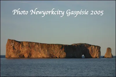 Quel est cet îlot rocheux avec une arche naturel qui se trouve dans le golfe du Saint-Laurent en Gaspésie au Canada ?