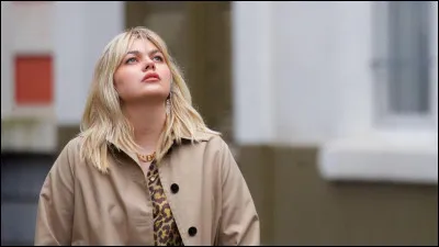 Avec qui chante-t-elle la chanson ''Derrière le brouillard'' ?