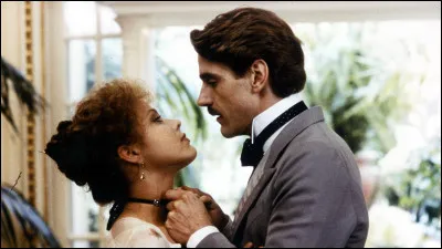 Quel acteur est Charles Swann dans le film "Un amour de Swann" sorti en 1984 ?