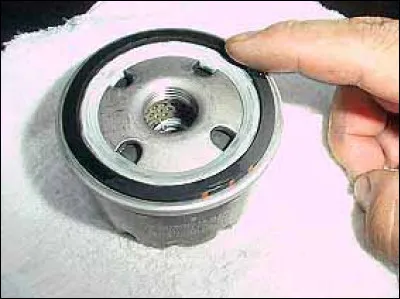 Lors de la repose d'un filtre à huile neuf, il est conseillé de :