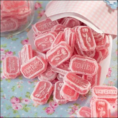 De quelle ville le coquelicot, confiserie parfumée et fabriquée à base de coquelicot, est-il une spécialité ?