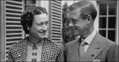 Comment s'appelait la femme que voulait absolument épouser Edouard Vlll, allant jusqu'à l'abdication au trône ?