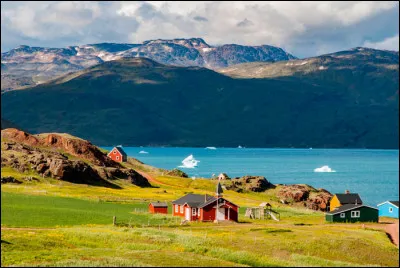 Que signifie "Grønland" en danois, qui a donné le mot "Groenland" en français ?