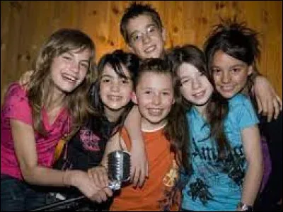 Quel groupe d'adolescents ayant surfé sur la vague Tecktonik a chanté "Aller plus loin" en 2008 ?