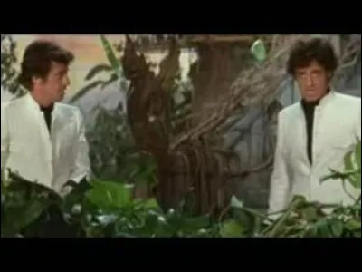 Quelle actrice accompagne Jean-Paul Belmondo dans le long-métrage "L'Animal" ?