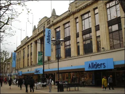 En quelle année a été ouvert le célèbre grand magasin Allders, à l'extérieur de Londres, que l'ont peut apercevoir notamment dans la série "Mr. Bean" ?