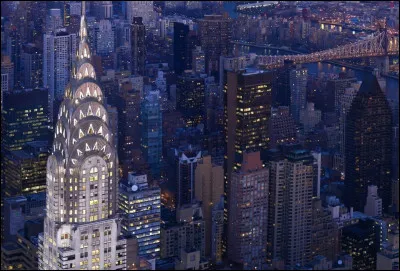 Le Chrysler Building à New York fait 319 mètres. Quatre nouveaux gratte-ciels sont construits : B1, B2, B3 et B4.
B1 fait 20 mètres de plus que le Chrysler Building.
B2 fait 30 mètres de moins que B1.
B3 fait 2,5 mètres de plus que B2.
B4 fait 1 mètre de moins que B3.
Combien fait B4 ?
