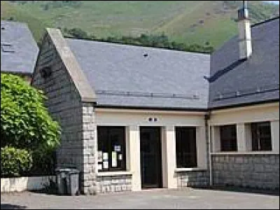 Village du Lavedan, dans l'arrondissement d'Argelès-Gazost, Salles se situe dans le département ...