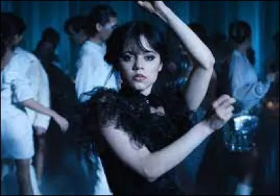 As-tu déjà reproduit (ou essayé de reproduire) la danse de Mercredi Addams ?