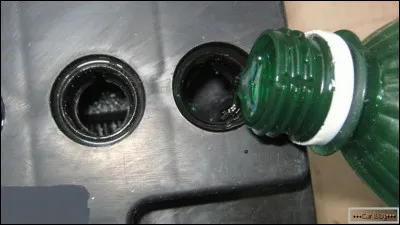 Si l'on s'aperçoit que le niveau de l'électrolyte est insuffisant, il faut rajouter :