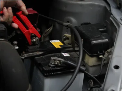 Lorsque l'on veut démarrer un véhicule en panne de batterie, on relie les câbles de l'autre batterie du second véhicule :