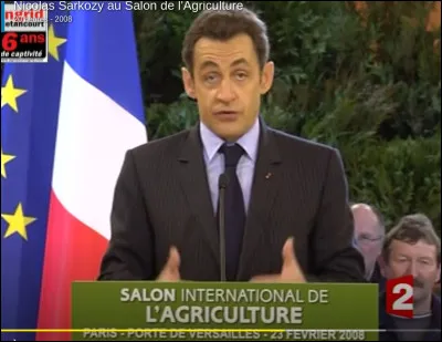 2008 : Changement d'habitudes avec ce président, car il ne reste que 2 heures et se permet de faire un discours. Que propose-t-il, cette année-là ?