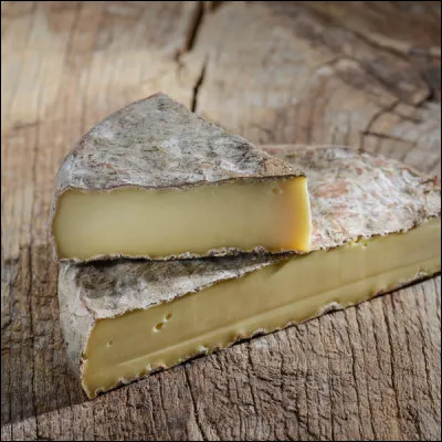 Conçu dans les paysages volcaniques de l'Auvergne, quel est ce fromage au lait de vache ?