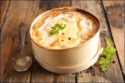 Vous le mettrez au four dans sa boîte, et le servirez avec un panel de charcuterie choisie et variée ! D'où provient ce fromage dont vous trouverez le nom en commentaire ?